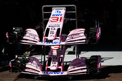 Nez et ailerons avants des Sahara Force India F1 VJM10 dans les stands