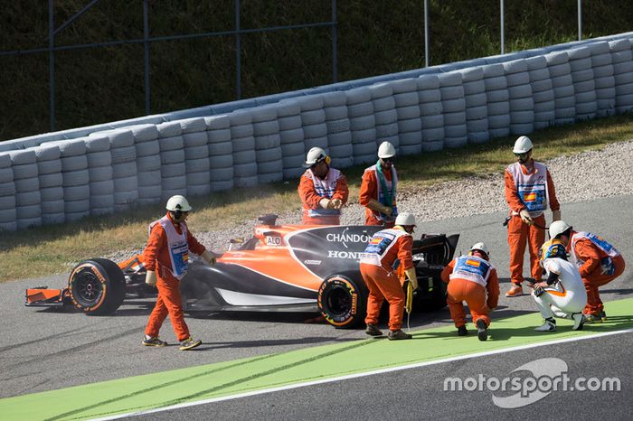 Fernando Alonso, McLaren MCL32, con problemas de motor