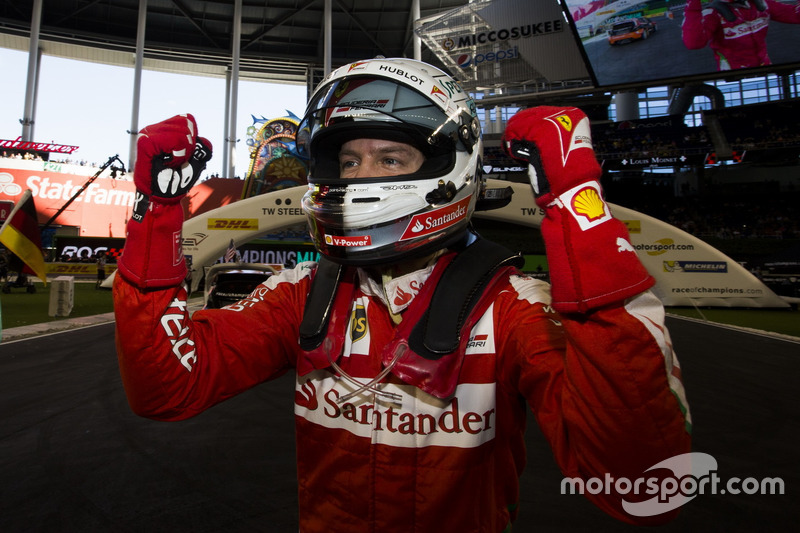 Sebastian Vettel, celebra su victoria para el equipo Alemania