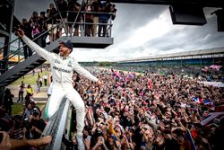 Race winner Lewis Hamilton, Mercedes AMG F1, celebrates victory with the fans