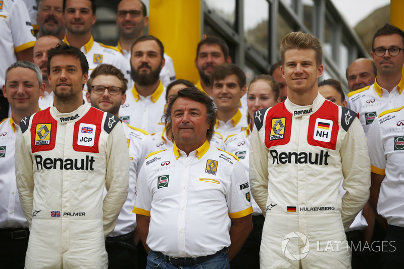 Jolyon Palmer, Renault Sport F1 Team, Nico Hulkenberg, Renault Sport F1 Team, bersama René Arnoux, memakai baju klasik.