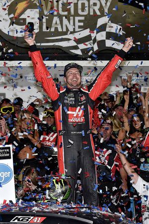 Kurt Busch, Stewart-Haas Racing Ford, celebra después de ganar el Daytona 500
