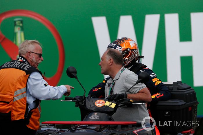 Max Verstappen, Red Bull Racing, se retira d ela carrera