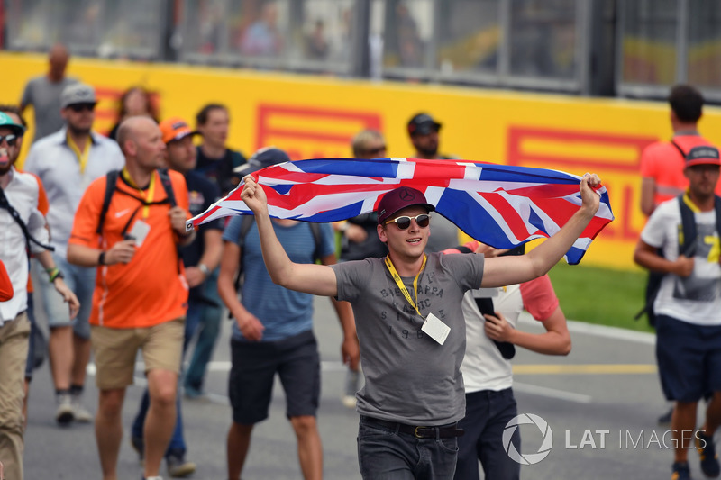 Fans on track