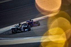 Lewis Hamilton, Mercedes AMG F1 W08, Daniil Kvyat, Scuderia Toro Rosso STR12