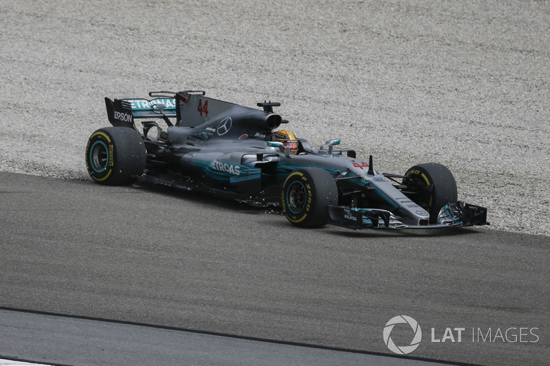 Lewis Hamilton, Mercedes-Benz F1 W08 pist dışına çıkıyor