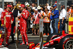 Ganador de la pole Sebastian Vettel, Ferrari, segundo lugar Kimi Raikkonen, Ferrari