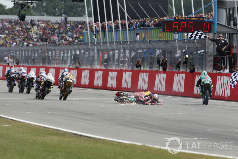 Bo Bendsneyder, Red Bull KTM Ajo crashes over chequered flag