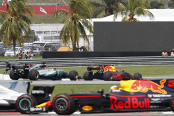 Max Verstappen, Red Bull Racing RB13, passe Lewis Hamilton, Mercedes AMG F1 W08, pour la tête