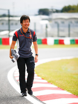 Ayao Komatsu, ingénieur de course en chef, Haas F1 Team, lors de la reconnaissance de piste