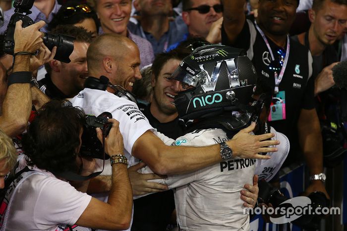 Segundo lugar y nuevo campeón mundial Nico Rosberg, de Mercedes AMG Petronas F1 celebra en parc ferme