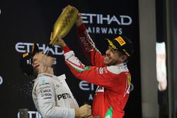 Segundo lugar de Nico Rosberg, de Mercedes AMG F1 celebra su campeonato del mundo en el podio con Se