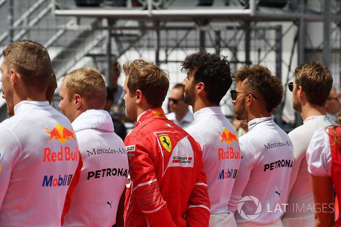 Pilotos durante el himno