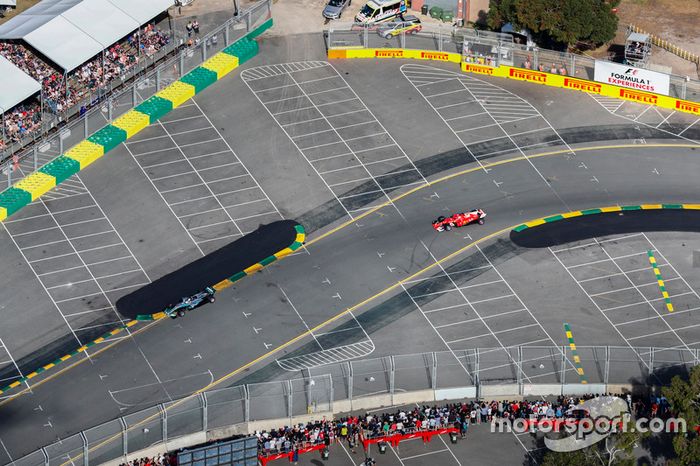 Lewis Hamilton, Mercedes AMG F1 W08, Sebastian Vettel, Ferrari SF70H