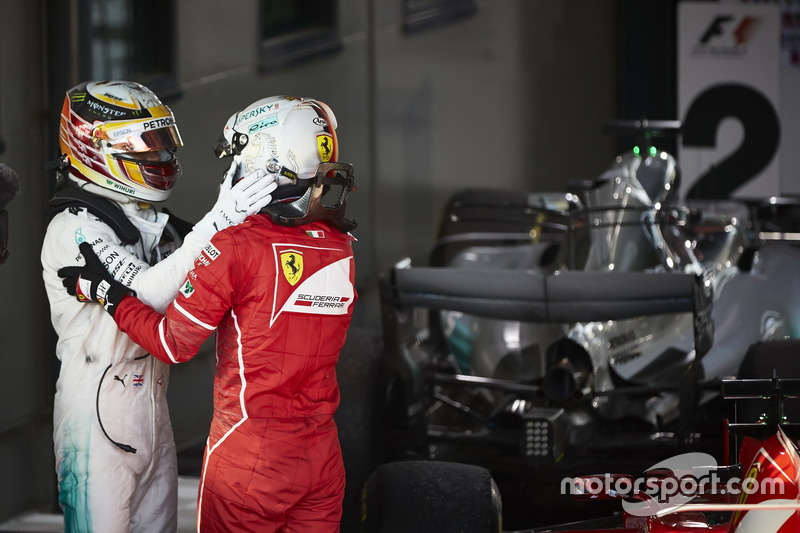 Sebastian Vettel, Ferrari, 1° classificato, e Lewis Hamilton, Mercedes AMG, 2° classificato, si fann