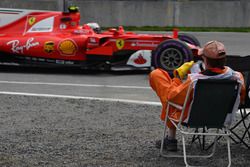 Kimi Raikkonen, Ferrari SF70H pasa a un Mariscal en una silla de cubierta