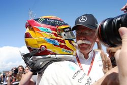 Ganador de la carrera Lewis Hamilton, Mercedes AMG F1 W08, Dr Dieter Zetsche, CEO, Mercedes Benz