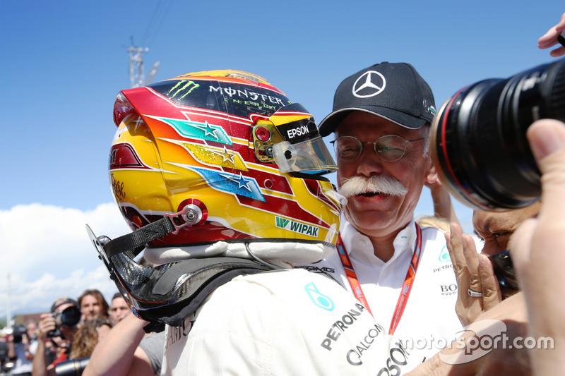 Race winner Lewis Hamilton, Mercedes AMG F1 W08, Dr Dieter Zetsche, CEO, Mercedes Benz