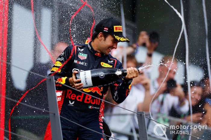 Sergio Pérez, Red Bull Racing, 3ª posición, rocía Champán en el podio