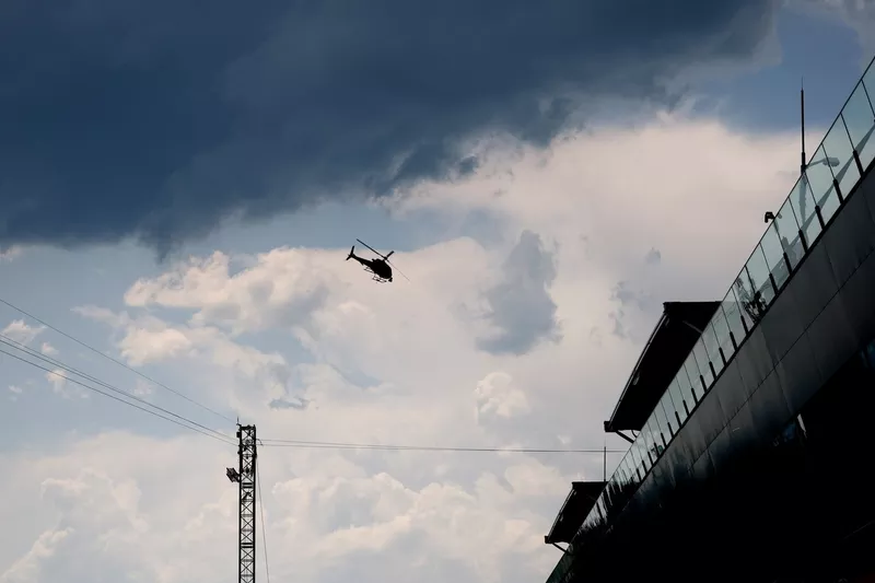 Un hélicoptère survole la piste