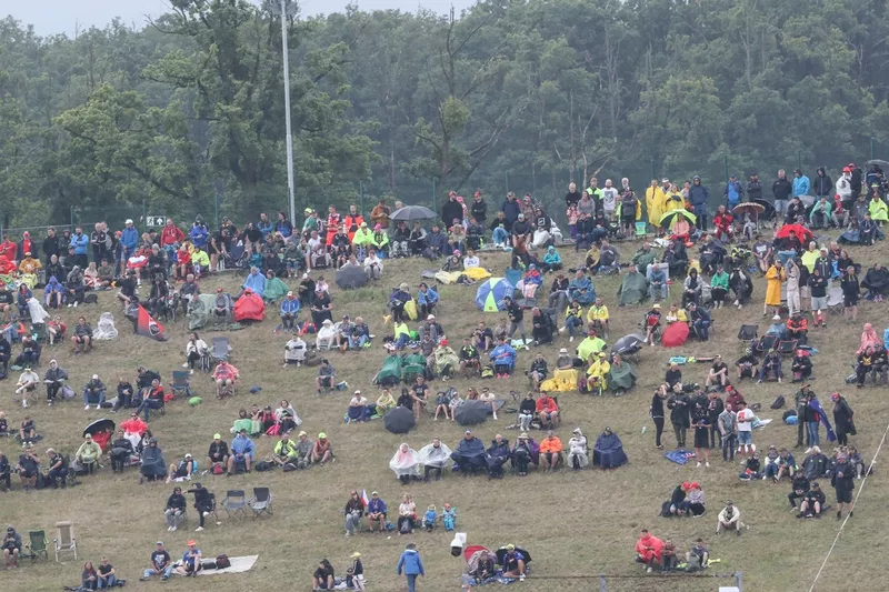 Les supporters observent la scène depuis le bord de la piste.