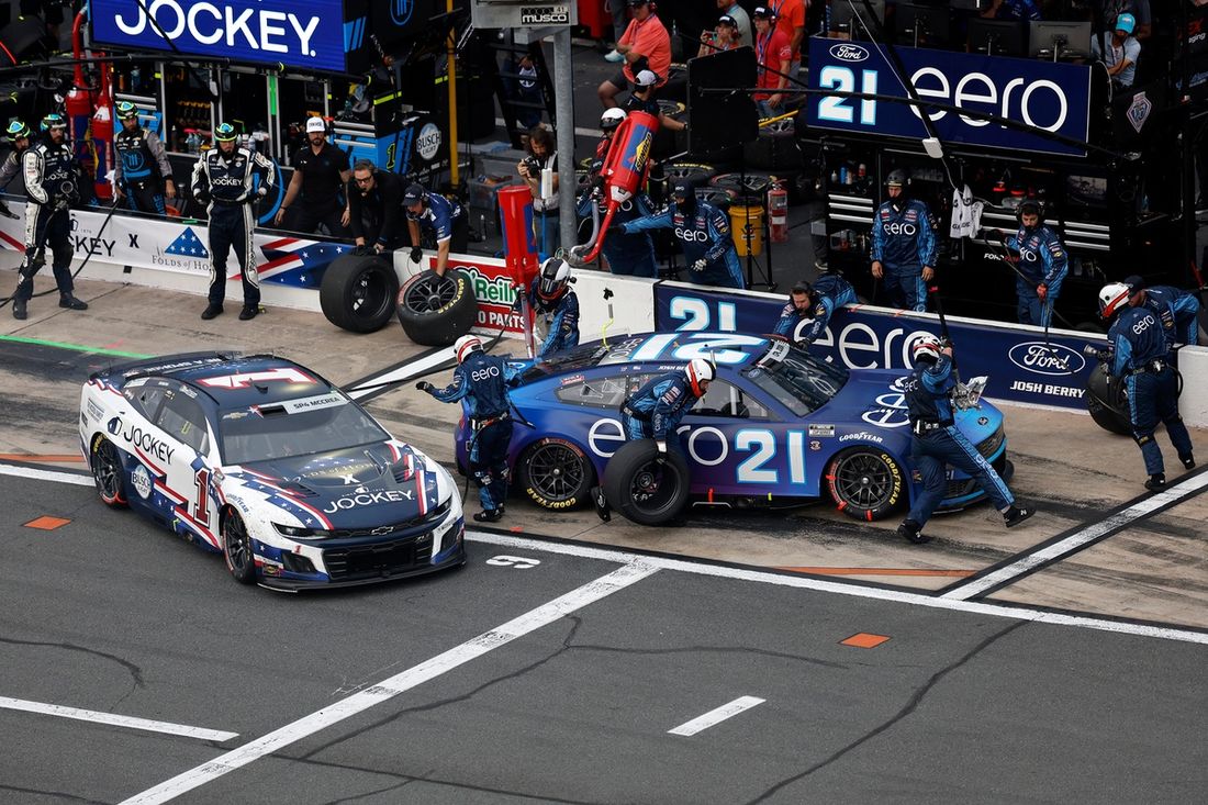 Ross Chastain, Trackhouse Racing Chevrolet, Josh Berry, Wood Brothers Racing Ford