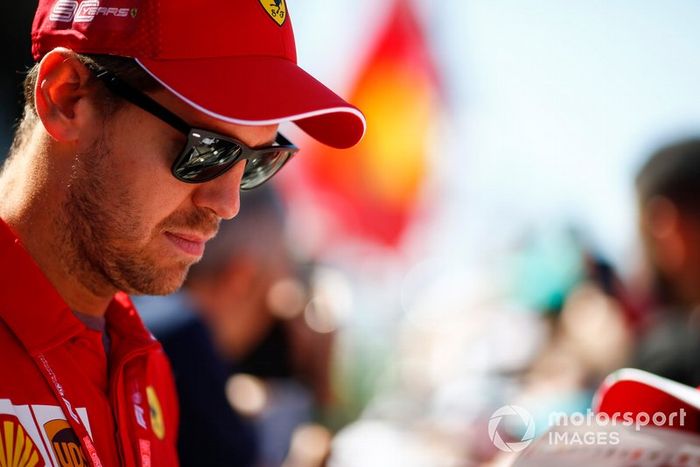 Sebastian Vettel, Ferrari firma un autografo ad un fan