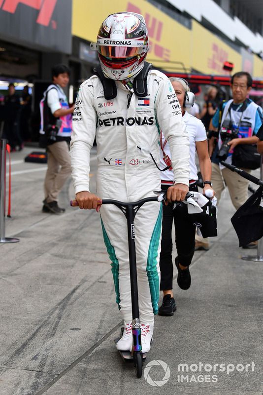 Lewis Hamilton, Mercedes AMG F1 en un scooter