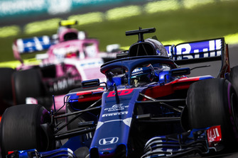 Brendon Hartley, Toro Rosso STR13, devant Esteban Ocon, Racing Point Force India VJM11