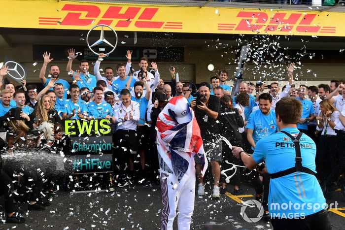 Lewis Hamilton, Mercedes AMG F1 celebra con el equipo