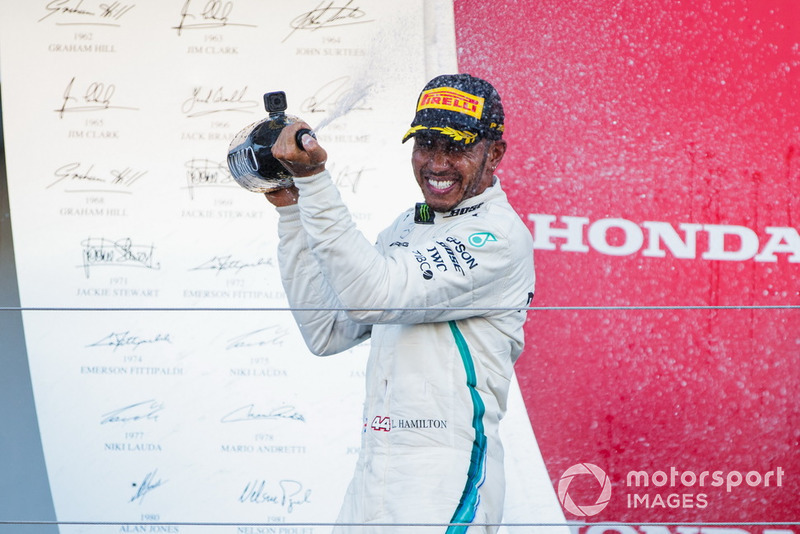 Il vincitore della gara Lewis Hamilton, Mercedes AMG F1, spruzza lo Champagne, sul podio