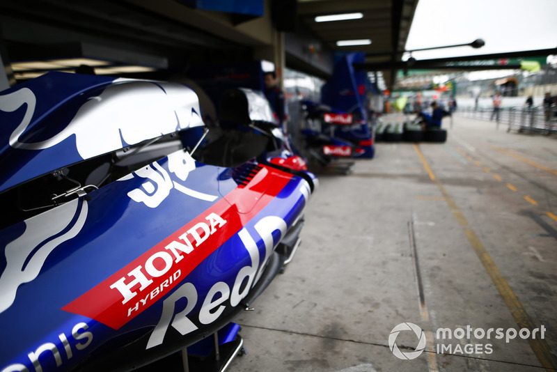 Des capots moteur de Toro Rosso dans la voie des stands