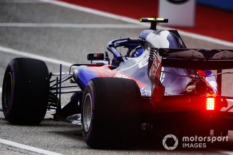 Pierre Gasly, Scuderia Toro Rosso STR13, lascia i box
