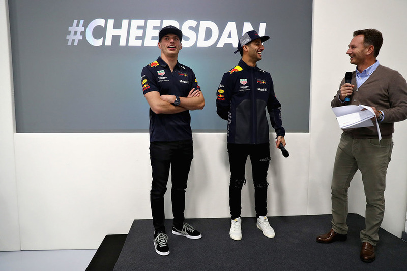 Max Verstappen, Red Bull Racing, Daniel Ricciardo, Red Bull Racing en Red Bull Racing teambaas Christian Horner praten met de teamleden