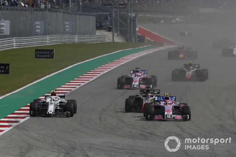Charles Leclerc, Alfa Romeo Sauber C37, Esteban Ocon, Racing Point Force India VJM11 et Romain Grosjean, Haas F1 Team VF-18 en lutte