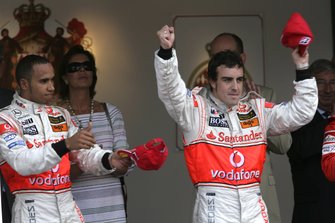 Podio: il vincitore della gara Fernando Alonso, McLaren, il secondo classificato Lewis Hamilton, McLaren