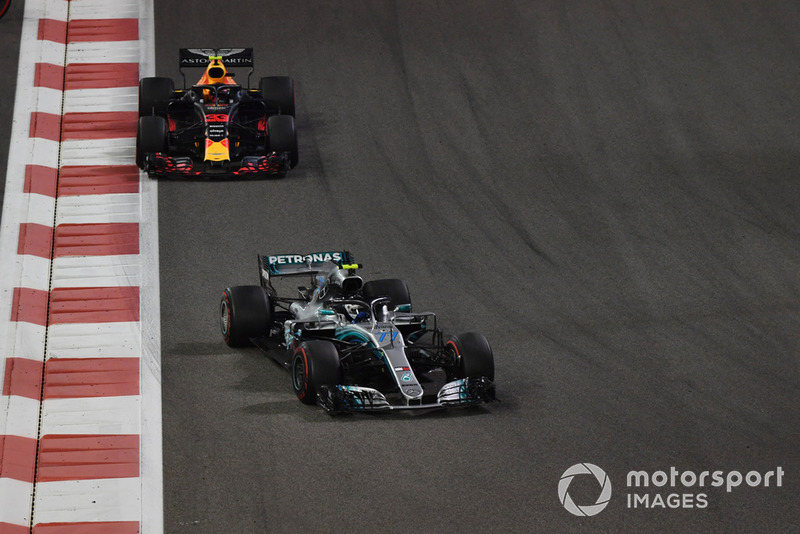 Valtteri Bottas, Mercedes-AMG F1 W09 precede Max Verstappen, Red Bull Racing RB14