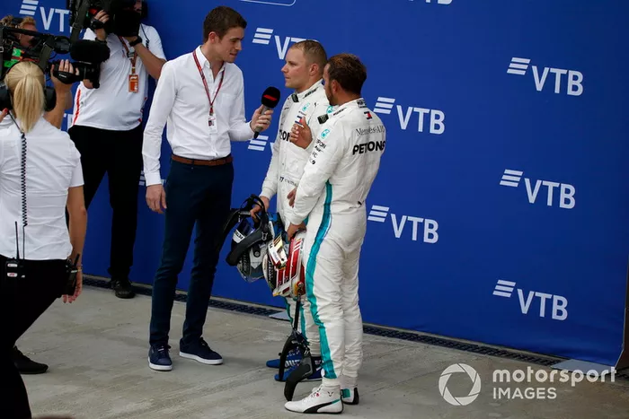 Paul di Resta, Sky TV conversa con Lewis Hamilton, Mercedes AMG F1 y Valtteri Bottas, Mercedes AMG F1 en  parc ferme