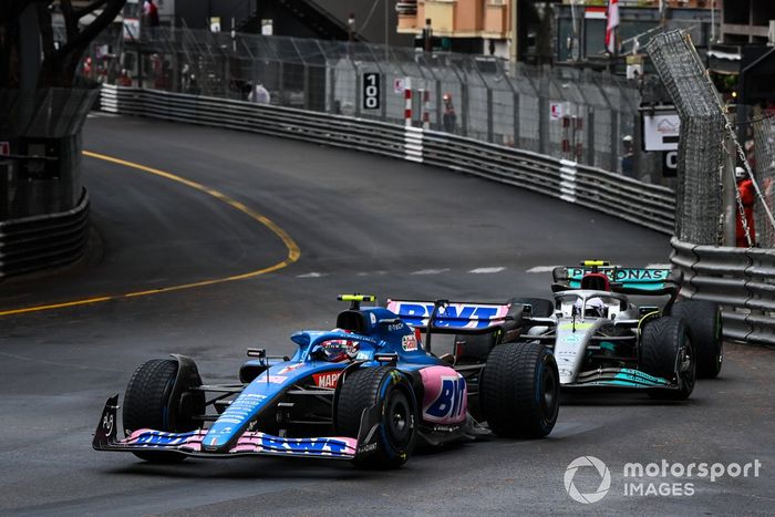 Esteban Ocon, Alpine A522, Lewis Hamilton, Mercedes W13