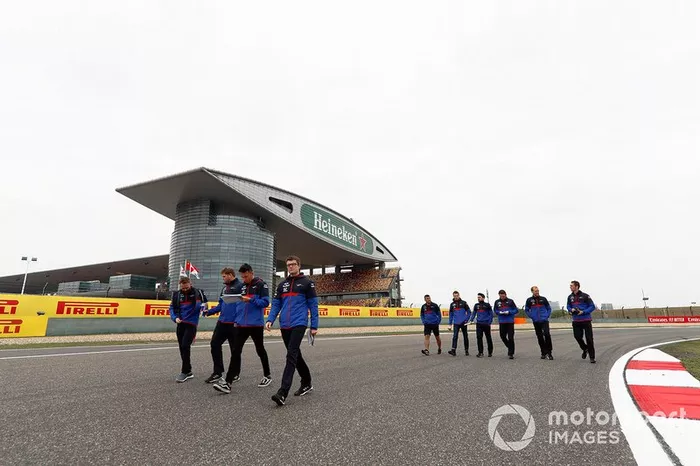 Alexander Albon, Toro Rosso walks the track with his team