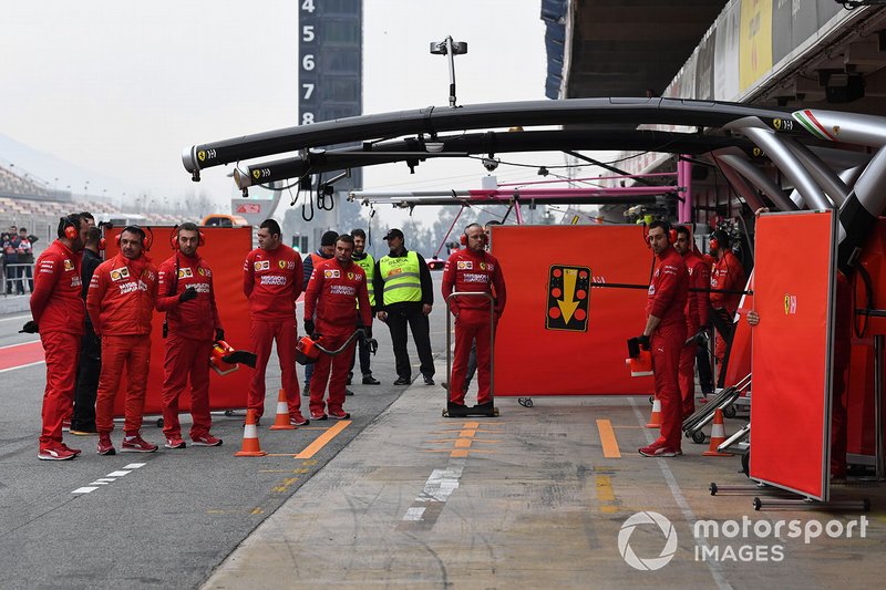 Les mécaniciens Ferrari cachent la monoplace