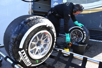 Mercedes-AMG F1 monteur geeft de Pirelli-banden en velgen een wasbeurt