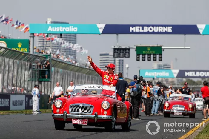 Charles Leclerc, Ferrari, en el desfile de pilotos