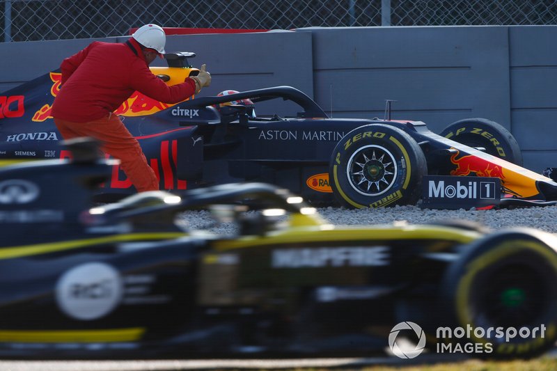 Pierre Gasly, Red Bull Racing RB15, dans les graviers après sa sortie de piste