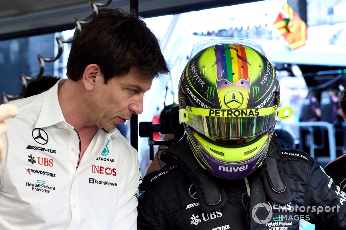 Toto Wolff, Team Principal and CEO, Mercedes-AMG, with Lewis Hamilton, Mercedes-AMG 