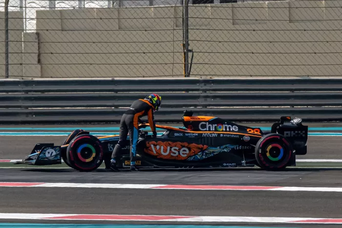 Oscar Piastri, McLaren MCL36, sale de su coche
