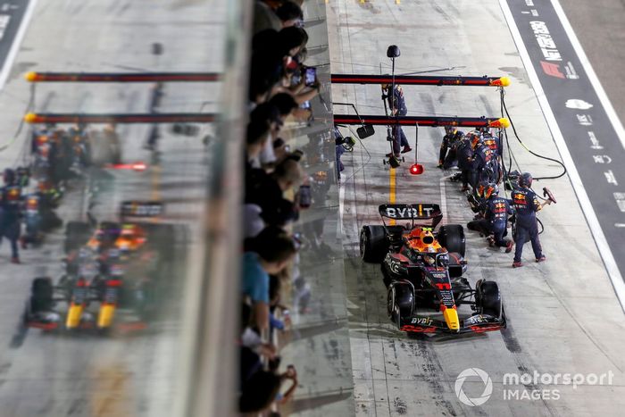 Sergio Pérez, Red Bull Racing RB18, hace una parada en boxes