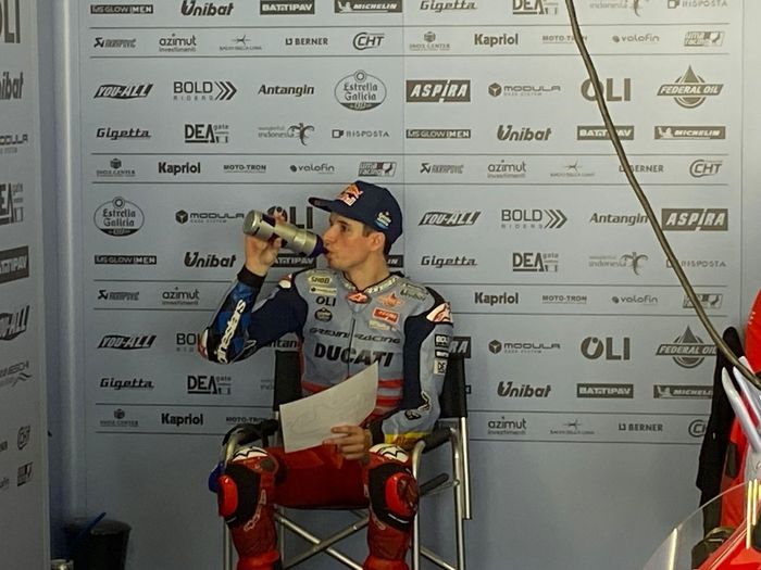 Álex Márquez en el garaje