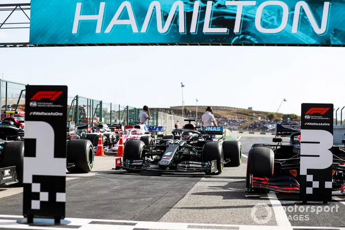 Ganador de la pole position Lewis Hamilton, Mercedes-AMG F1 en Parc Ferme 