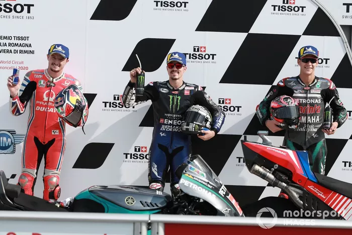 Los 3 primeros clasificados: segundo Jack Miller, Pramac Racing, ganador de la pole Maverick Viñales, Yamaha Factory Racing y tercero Fabio Quartararo, Petronas Yamaha SRT